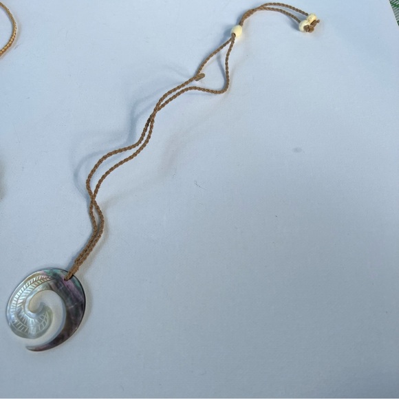 Tahitian Mother of Pearl Turtle Hairclip & Necklaces Set 3 Pieces - Picture 4 of 12